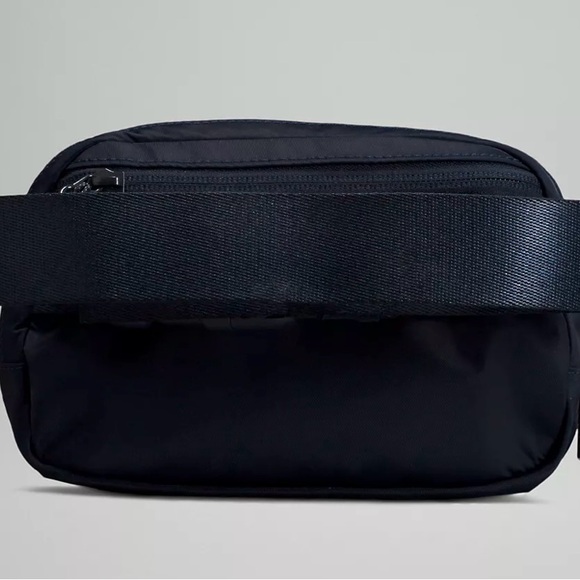 Lululemon Fanny pack new with out tags - Picture 2 of 7